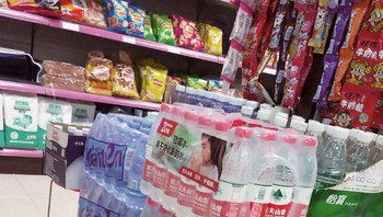 Anjing malang ini akan menyusuri koridor rumah sakit bersiaga jika majikannya datang, lalu kembali ke mini market untuk istirahat sejenak. Begitu seterusnya setiap hari. Foto: via Bored Panda