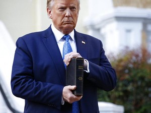Saat Pose Trump Pegang Alkitab di Gereja Tuai Amarah Pemuka Agama