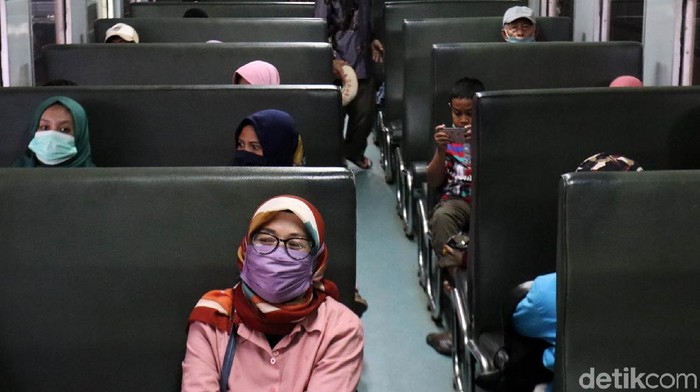Sejak wabah COVID-19 terjadi di Kota Bandung, Jawa Barat perjalanan kereta api jarak jauh di Stasiun Kereta Api Kiaracondong Bandung dibatalkan sementara. Penumpang pun sepi.