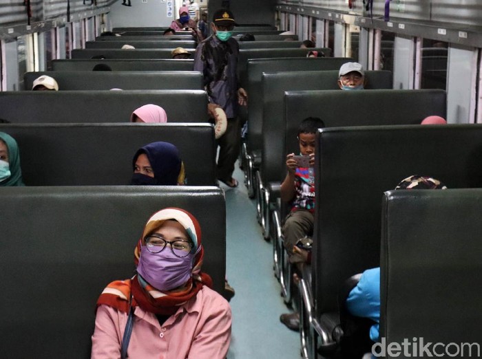 Sejak wabah COVID-19 terjadi di Kota Bandung, Jawa Barat perjalanan kereta api jarak jauh di Stasiun Kereta Api Kiaracondong Bandung dibatalkan sementara. Penumpang pun sepi.