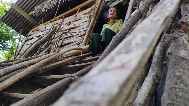Nenek Hadi yang hidup sebatang kara di gubuk reyot tak layak huni di Maros, Sulsel. (Foto: M Bakrie/detikcom)