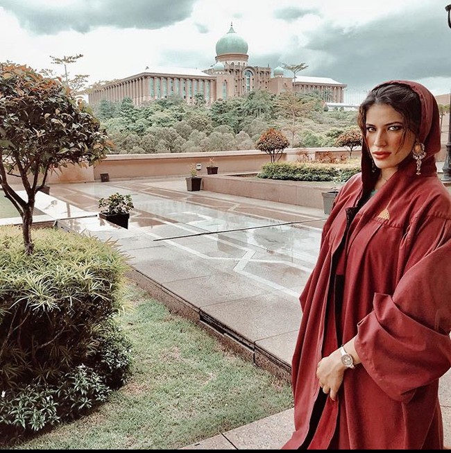 Banyak orang di seluruh dunia menggunakan media sosial untuk menunjukkan solidaritas mereka terhadap gerakan #BlackLivesMatter, sebuah gerakan untuk menentang kekerasan maupun rasisme terhadap orang kulit hitam setelah kematian George Floyd. Tapi, mantan Miss Universe Malaysia 2017 ini dikritik setelah dia memposting serangkaian komentar ofensif tentang protes Black Lives Matter yang terjadi di AS. Foto: Instagram