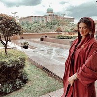 Banyak orang di seluruh dunia menggunakan media sosial untuk menunjukkan solidaritas mereka terhadap gerakan #BlackLivesMatter, sebuah gerakan untuk menentang kekerasan maupun rasisme terhadap orang kulit hitam setelah kematian George Floyd. Tapi, mantan Miss Universe Malaysia 2017 ini dikritik setelah dia memposting serangkaian komentar ofensif tentang protes Black Lives Matter yang terjadi di AS. Foto: Instagram