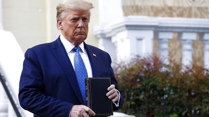 Donald Trump berkunjung dan berfoto sambil memegang Alkitab di depan Gereja St Johns Church, Senin (1/6). Aksi itu membuat marah pemuka agama Kristen di AS.