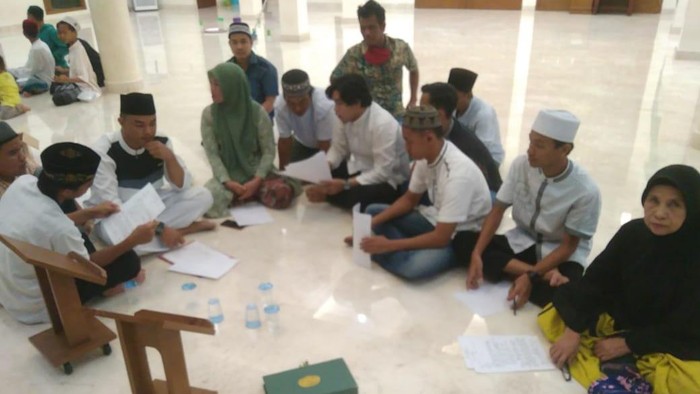 Para pelaku saat mendatangi masjid Al-Saleh untuk berdamai (Dok. Istimewa)