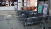 Kursi-kursi yang ada di tempat pemberangkatan kereta jarak jauh di stasiun Kiaracondong atau Kircon pun kosong karena tidak ada aktivitas penumpang.