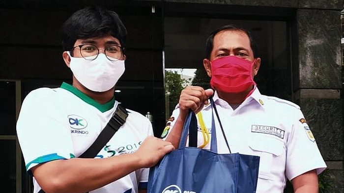 Bantuan Sembako untuk Warga Terdampak COVID-19 Askrindo Syariah turut membantu warga yang terdampak COVID-19. Mereka memberikan bantuan paket sembako beserta uang tunai.
