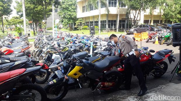 polisi amankan ratusan motor