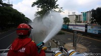 Jalan di depan Masjid Istiqlal juga disemprot disinfektan.