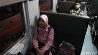 Para penumpang kereta lokal diwajibkan melakukan phisycal distancing dan social distancing, sebelum masuk hingga keluar dari stasiun. Selain itu, sebelum masuk ke dalam kereta, penumpang diwajibkan mencuci tangan dengan sabun.