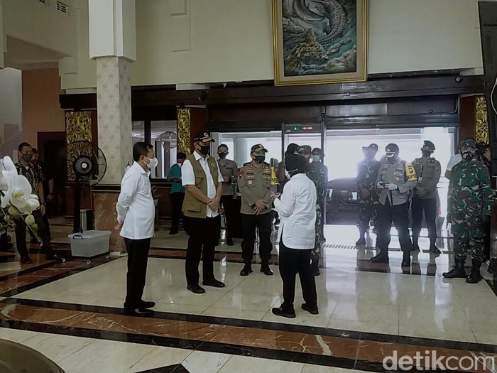 Menteri Kesehatan Terawan Agus Putranto dan Kepala BNPB Doni Monardo berkunjung ke Balai Kota Surabaya. Kedatangan mereka langsung disambut Wali Kota Tri Rismaharini.