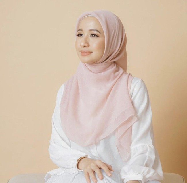 Ciri khas penampilan Laudya Cynthia Bella bernuansa pastel dan mengenakan gamis. Seperti dalam foto ini, ia terlihat memesona dengan clothing brand miliknya @lbylcb. Kamu bisa memadukan hijab motif yang senada dengan outif untuk lebaran. Foto: Instagram @laudyacynthiabella.