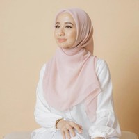 Ciri khas penampilan Laudya Cynthia Bella bernuansa pastel dan mengenakan gamis. Seperti dalam foto ini, ia terlihat memesona dengan clothing brand miliknya @lbylcb. Kamu bisa memadukan hijab motif yang senada dengan outif untuk lebaran. Foto: Instagram @laudyacynthiabella.