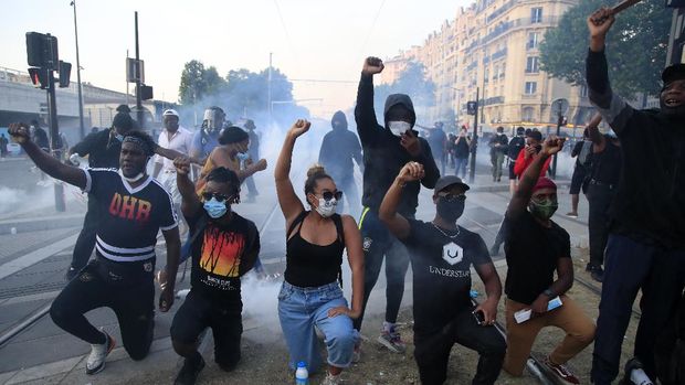 Unjuk rasa dukung George Floyd berujung rusuh sampai Paris. AP/Rafael Yaghobzadeh