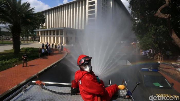Potret Penyemprotan Disinfektan di Kawasan Istiqlal Tidak hanya di bagian dalam masjid, penyemprotan disinfektan juga dilakukan di kawasan sekitar Masjid Istiqlal. Begini suasananya.