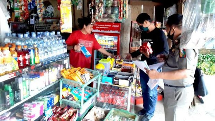 Satgas COVID-19 Tana Toraja saat tarik produk kedaluwarsa