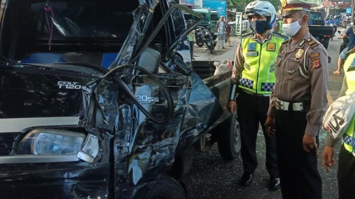 Mobil pikap yang membawa penumpang menabrak pohon di Palabuhanratu Sukabumi.