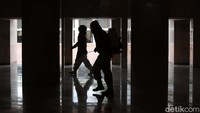 Semua sudut area masjid tidak luput dilakukan penyemprotan oleh personel.