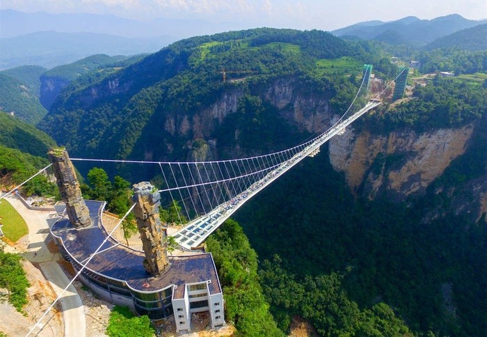 Indahnya Jembatan Kaca Tertinggi dan Terpanjang di Dunia