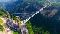 Jembatan kaca Zhangjiajie merupakan jembatan kaca tertinggi dan terpanjang di dunia yang terletak di Zhangjiajie dengan lanskapnya seperti di film Avatar. Istimewa/IC via The China Daily  