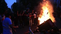 Sejumlah barang dibakar massa.