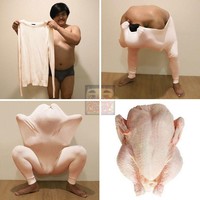 Untuk menyamar jadi ayam utuh yang banyak dijual di supermarket ternyata cukup mudah. Kamu hanya perlu menggunakan baju lengan panjang berwarna krem. Gunakan secara terbalik dan taraaa... kamu berubah menjadi ayam utuh yang siap di masak. Foto: Instagram @lowcost_cosplay