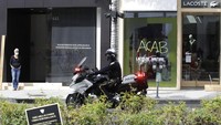 Polisi berpatroli di depan toko yang rusak di Rodeo Dr. di Beverly Hills, California, setelah terjadi kerusuhan dan protes atas kematian George Floyd pada Minggu 31 Mei 2020 lalu. AP Photo/Marcio Jose Sanchez.