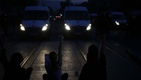 Meski dipantik oleh kematian George Floyd, warga Afrika-Amerika yang tewas kehabisan napas saat lehernya dikunci lutut oleh polisi AS, demonstran juga turun ke jalanan Paris untuk memprotes kematian Adama Traore.