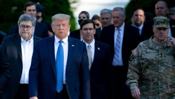 Presiden AS Donald Trump bersama Kepala Staf Gabungan Militer AS Jenderal Mark Milley di Gedung Putih (AFP Photo)