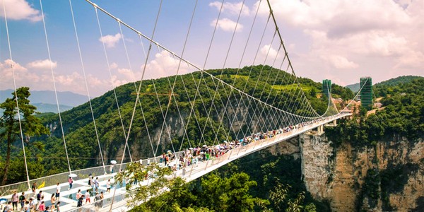 Menurut sang arsitek, jembatan ini bisa dinaiki oleh 2.000 orang sekaligus tetapi jumlah maksimal pengunjung yang boleh berjalan bersamaan di jembatan adalah 500-800 orang. Istimewa/dok. zhangjiajieholiday.com Menurut sang arsitek, jembatan ini bisa dinaiki oleh 2.000 orang sekaligus tetapi jumlah maksimal pengunjung yang boleh berjalan bersamaan di jembatan adalah 500-800 orang. Istimewa/dok. zhangjiajieholiday.com