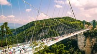 Menurut sang arsitek, jembatan ini bisa dinaiki oleh 2.000 orang sekaligus tetapi jumlah maksimal pengunjung yang boleh berjalan bersamaan di jembatan adalah 500-800 orang. Istimewa/dok. zhangjiajieholiday.com  
