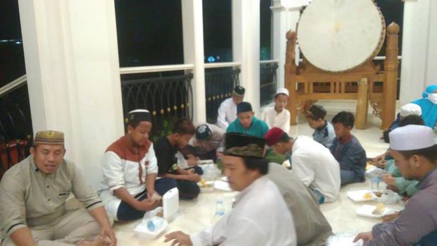 Para pelaku saat mendatangi masjid Al-Saleh untuk berdamai (Dok. Istimewa)