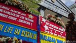 Jelang Sidang Perdana Kasus Jiwasraya, PN Jakpus Kebanjiran Karangan Bunga