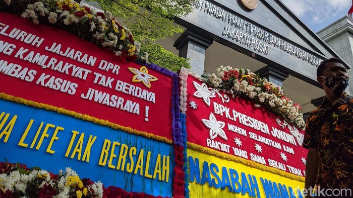 Jelang Sidang Perdana Kasus Jiwasraya, PN Jakpus Kebanjiran Karangan Bunga Sebanyak enam tersangka kasus korupsi Jiwasraya akan menghadapi sidang perdana hari ini. Jelang sidang, PN Jakarta Pusat dipenuhi karangan bunga.