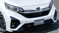 Oke, dari bagian muka Freed Modulo X punya bemper baru yang didesain dengan potongan trim hitam lebih besar dari versi aslinya. Tak lupa disematkan lampu kabut dan daytime running light (DRL). Foto: Pool