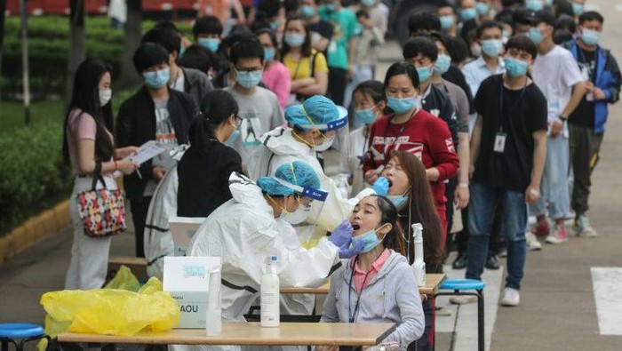 Tes Corona di Wuhan (AFP Photo)