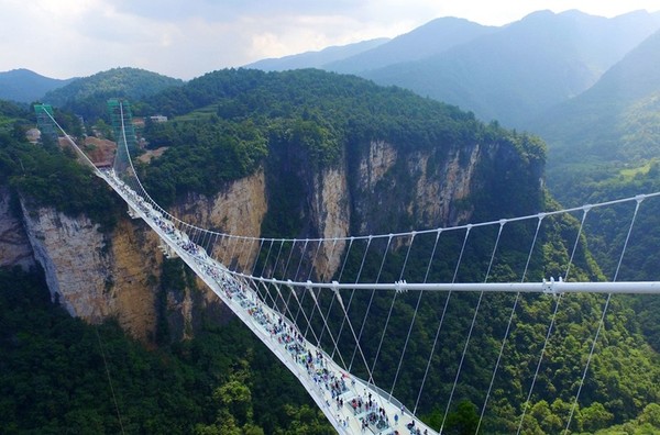 Jembatan kaca sepanjang 430 meter ini telah dibangun di ngarai Taman Hutan Nasional Zhangjiajie China. Dirancang oleh arsitek Haim Dotan. Istimewa/dok. goldenrama.com Jembatan kaca sepanjang 430 meter ini telah dibangun di ngarai Taman Hutan Nasional Zhangjiajie China. Dirancang oleh arsitek Haim Dotan. Istimewa/dok. goldenrama.com