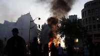 Warga mulai berkumpul di utara Paris pada Selasa menjelang malam, meski tak mendapat izin karena larangan berkumpul di atas 10 orang yang dikeluarkan pemerintah terkait pandemi virus corona.