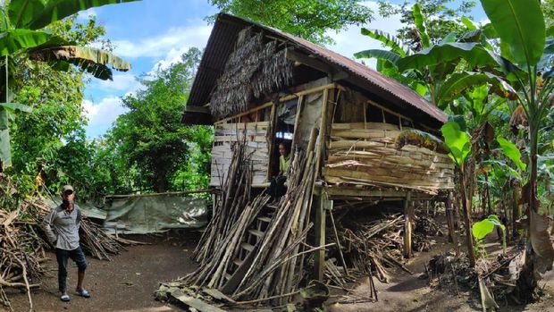 Nenek Hadi yang hidup sebatang kara di gubuk reyot tak layak huni di Maros, Sulsel. (Foto: M Bakrie/detikcom)