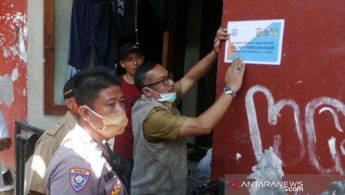 Penempelan stiker pengawasan isolasi mandiri di rumah pemudik tidak miliki SIKM di Menteng Jakpus.
