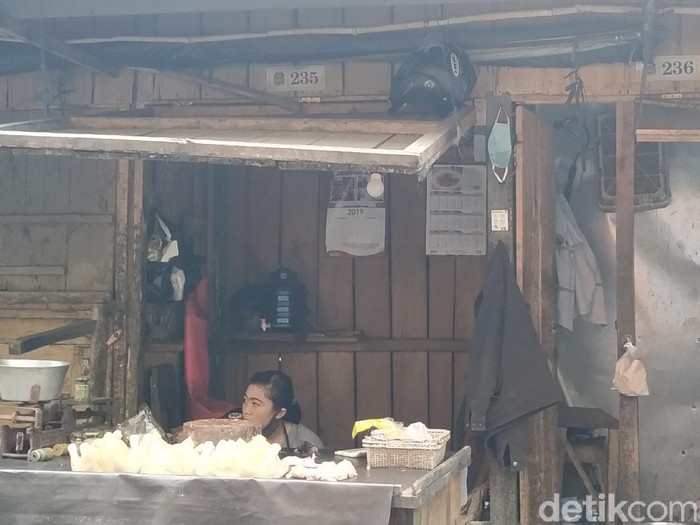 Pemkot Blitar tengah menggodok skema penertiban untuk penerapan new normal. Di sektor ekonomi, pemkot mengatur sistem ganjil genap bagi penjual di pasar-pasar tradisional.