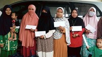 Bantuan tersebut berupa bahan kebutuhan pokok seperti beras, minyak, tepung terigu, dan gula pasir serta uang tunai sebesar Rp 250.000.