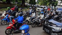 Meski masih pandemi COVID-19, lalu lintas di Jakarta makin ramai seiring akan diberlakukannya fase new normal.