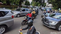 Arus lalu-lintas di Bundaran Pondok Indah, Jl Metro Pondok Indah, Jaksel, terpantau ramai lancar, Rabu (3/6).