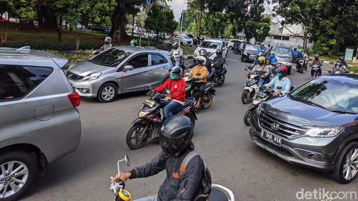 Bundaran Pondok Indah Terpantau Ramai Lancar Arus lalu-lintas di Bundaran Pondok Indah, Jl Metro Pondok Indah, Jaksel, terpantau ramai lancar. Arus sempat tersendat saat lampu merah menyala.