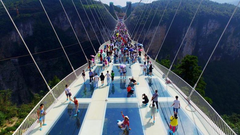 Zhangjiajie Glass Bridge Indahnya Jembatan Kaca Tertinggi dan Terpanjang di Dunia