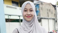 Senyum manis Adiba kala berpose di depan kamera. Pool/Palevi S/detikFoto.
