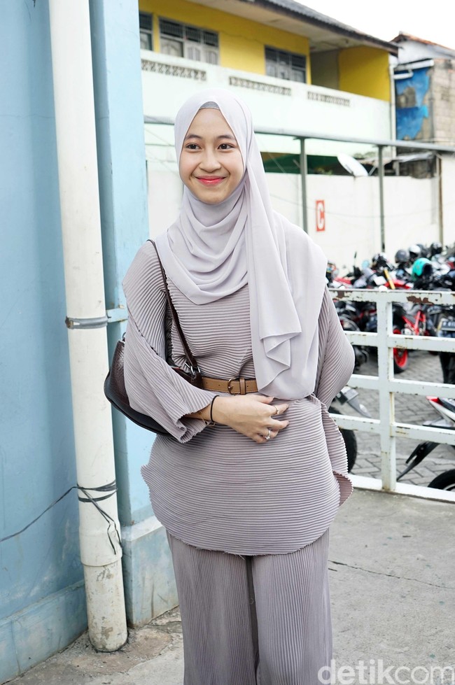 Adiba Khanza Az-Zahra merupakan putri Umi Pipik dan almarhum Uje yang lahir pada 7 Juni 2000. Sebelum kini jadi atensi karena hubungan cintanya dengan Egy Maulana, Adiba sudah populer di Instagram karena gaya hijabnya menjadi inspirasi bagi remaja muslimah masa kini. Foto: Noel/detikFoto.