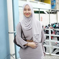 Adiba Khanza Az-Zahra merupakan putri Umi Pipik dan almarhum Uje yang lahir pada 7 Juni 2000. Sebelum kini jadi atensi karena hubungan cintanya dengan Egy Maulana, Adiba sudah populer di Instagram karena gaya hijabnya menjadi inspirasi bagi remaja muslimah masa kini. Foto: Noel/detikFoto.