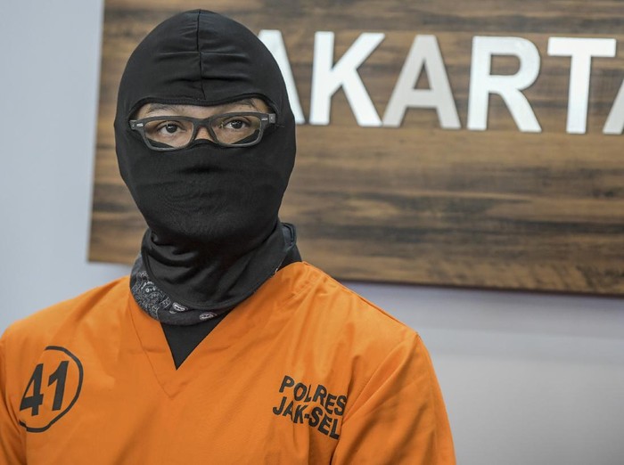 Aktor Dwi Sasono dihadirkan penyidik Satnarkoba pada rilis kasus narkoba di Polres Jakarta Selatan, Jakarta, Senin (1/6/2020). Pemeran di sejumlah film dan program televisi di Indonesia tersebut ditetapkan sebagai tersangka kasus kepemilikan narkoba dengan barang bukti ganja seberat 16 gram setelah ditangkap di rumahnya di kawasan Pondok Labu, Jakarta Selatan. ANTARA FOTO/Galih Pradipta/wsj.